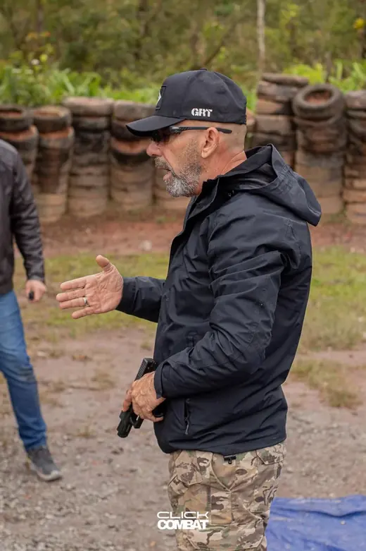 Sargento Giroto instruindo alunos em treinamento de campo