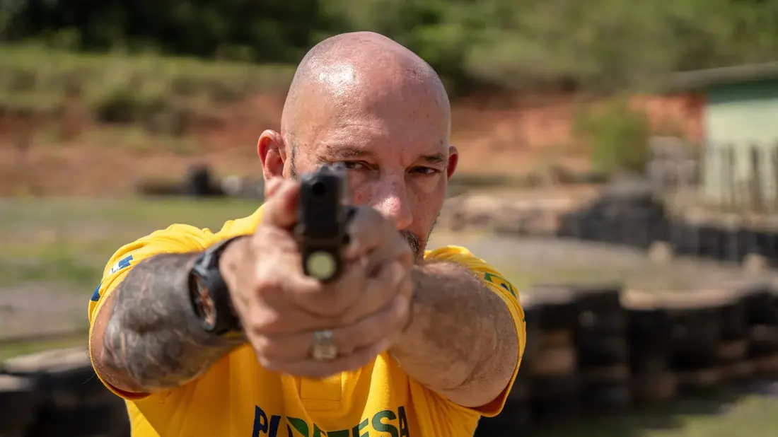 Sargento Giroto em treinamento de tiro no estande do Clube Assault